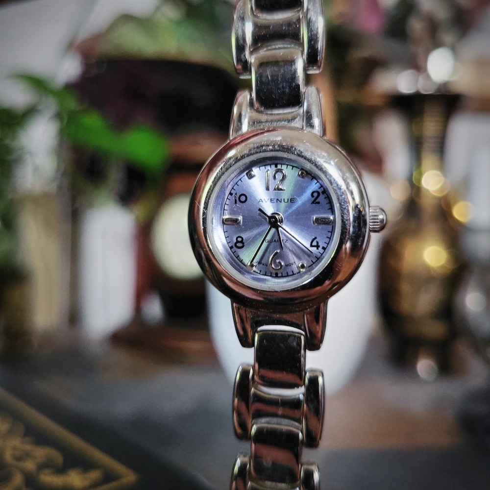 Avenue Watch Vintage Y2K Womens Silver Tone Link Bracelet Round Blue Dial Retro